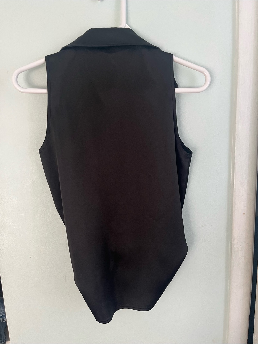 Sincerly Jules Black Sleeveless Satin Tie-Front Blouse Size Small - Picture 6 of 8